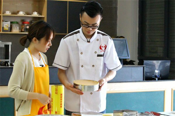 裙子静电吸腿怎么办?裙子吸腿除静电有哪些小妙招‘beat·365’(图1) beat365亚洲体育官方网站